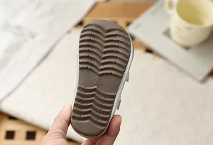 Primer plano de la suela de goma marrón antideslizante de un zapato de princesa francés.