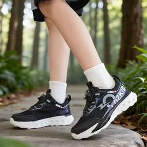 Baskets de sport noires pour enfants avec boucle rotative et semelle blanche épaisse
