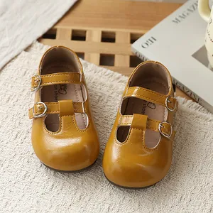 Zapatos Mary Jane amarillo mostaza con correa en T para niñas con hebillas y suelas blandas.
