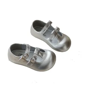 Zapatos Mary Jane plateados para niñas con hebillas de doble correa en T y acabado metálico