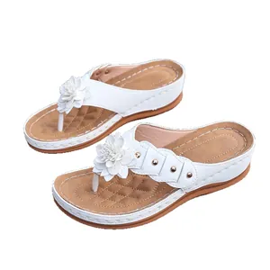 Elegante witte sandalen met sleehak voor dames met bloemen en klinknageldetails