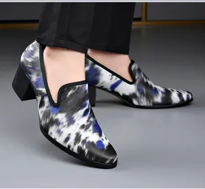 Mocassins pour hommes à bout pointu en cuir avec motif bleu lavis et talon carré haut élégant