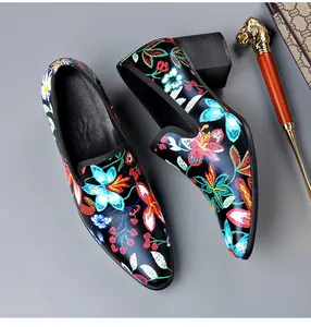 Gros plan de mocassins pointus pour hommes avec broderies florales et talons