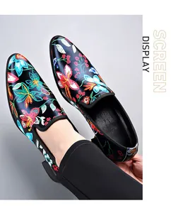 Vue macro détaillée montrant la broderie florale vibrante sur les mocassins à bout pointu