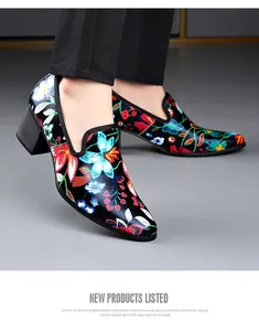 Vue détaillée de mocassins à fleurs brodées pour hommes avec talons hauts carrés
