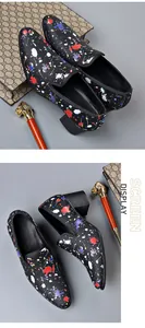 Détail de mocassins pointus pour hommes avec motif éclaboussures de peinture et talons.