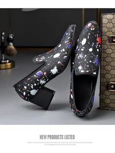 Détail des mocassins à talons hauts pour hommes avec motifs éclaboussures.