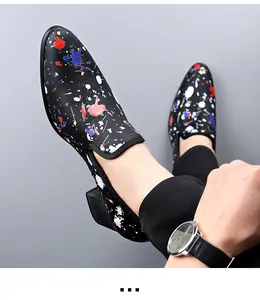 Détail de chaussures en cuir pointues pour hommes avec un motif d'éclaboussures
