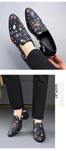 Détail des mocassins pointus pour hommes avec motif éclaboussures de peinture coloré