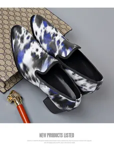Vue détaillée des mocassins homme à bout pointu avec motif peau de vache bleu et talon bloc.
