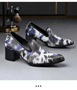 Gros plan de mocassins pointus pour hommes en cuir avec motif léopard bleu