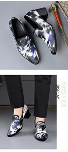 Gros plan de mocassins à talons pour hommes avec un imprimé léopard bleu et noir unique.
