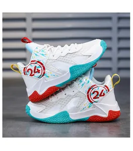 Dettaglio di scarpe da basket alte per bambini con rete traspirante e numero 24