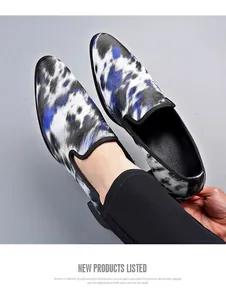 Mocassins pointus pour hommes avec motif de coups de pinceau bleus et talon haut chic