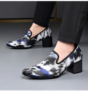 Vue de profil détaillée de mocassins pour hommes à bout pointu et talons hauts