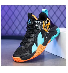 Vista laterale dettagliata delle scarpe da basket alte per bambini in mesh traspirante.