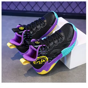 Vista dettagliata delle scarpe da basket alte per bambini con rete traspirante e logo 24.