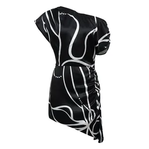 Gros plan sur une robe asymétrique à une épaule avec un motif abstrait de rayures blanches