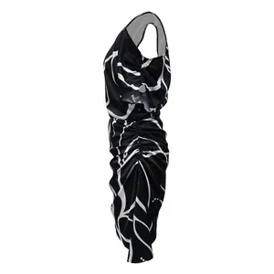 Vue détaillée d'une robe de soirée asymétrique à imprimé abstrait noir et blanc
