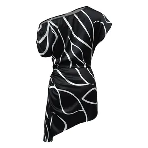 Vue arrière détaillée d'une robe noire asymétrique à une épaule avec imprimé abstrait blanc