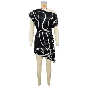 Robe mini élégante à une épaule avec imprimé abstrait de rayures blanches sur noir