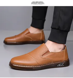Dettaglio di scarpe slip-on da uomo in pelle marrone con suole morbide su modello