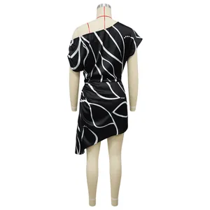Vue arrière d'une robe noire chic à une épaule avec imprimé de feuilles blanches