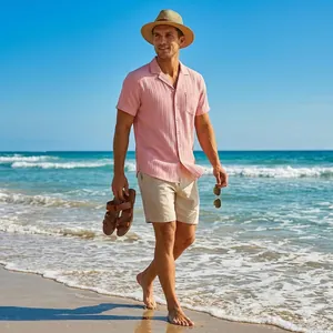Camisa de hombre con cuello cubano en seersucker rosa en un ambiente relajado de playa
