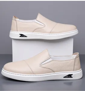 Eleganti mocassini da uomo in pelle beige con suole bianche resistenti in primo piano