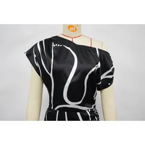 Gros plan détaillé d'une robe courte chic à imprimé abstrait noir et blanc à une épaule