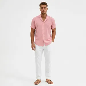 Vista completa de camisa rosa de hombre con cuello cubano y pantalones blancos