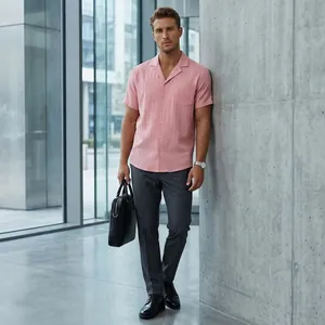 Vista detallada de camisa rosa de manga corta para hombre con cuello cubano y textura de ondas
