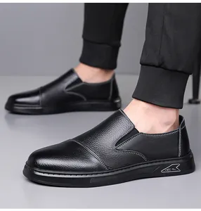 Dettaglio scarpe in pelle nera da uomo con cuciture a contrasto bianche e suola spessa