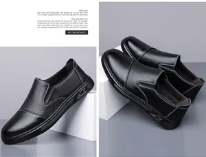 Dettaglio delle scarpe da uomo slip-on in vera pelle nera con suola morbida.