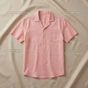 Detalle de una camisa rosa de cuello cubano con tejido de trama texturizada única.
