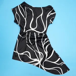 Robe courte noire élégante avec imprimés abstraits blancs et ourlet asymétrique moderne