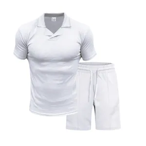 Hochwertiges Herren-Sommer-Set mit weißem, schmal geschnittenem Polo-Shirt und Shorts