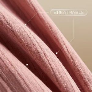 Detalle de tejido transpirable rosa con textura ondulada para camisa informal de hombre
