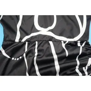 Détail en gros plan du tissu imprimé à rayures noires et blanches avec couture de taille