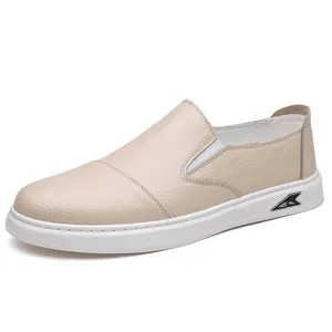 Mocassini da uomo in vera pelle beige con suola bianca e design slip-on morbido