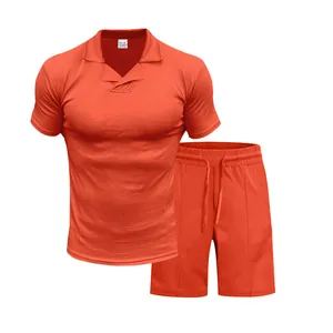 Detailansicht der sportlichen, orangefarbenen Polo-Kombination für Herren im Set.
