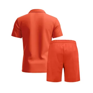 Detailansicht der Rückseite eines schnelltrocknenden orangefarbenen Polo-Sets für Herren.