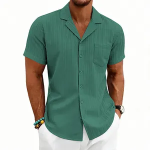 Vista detallada de camisa casual verde para hombre con cuello cubano y textura de ondas
