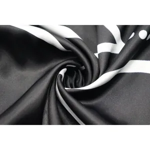 Vue macro d'un tissu satiné lisse avec un motif d'impression à rayures noir et blanc