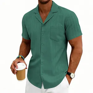 Vista detallada de la camisa casual verde para hombre con cuello cubano y textura