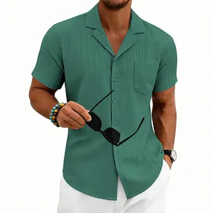 Detalle de camisa verde de hombre de manga corta con textura de ondas y cuello cubano