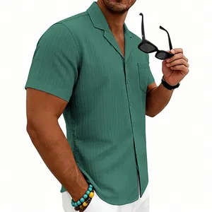 Primer plano de camisa verde de manga corta para hombre con cuello cubano y textura