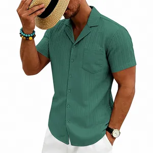 Detalle de camisa de cuello cubano para hombre, verde mar con textura de olas, corta
