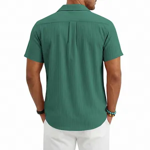 Vista detallada de la espalda de una camisa de hombre verde oscuro con tejido seersucker.