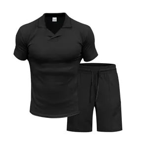 Zweiteiliges Herren-Sportset mit schwarzem Slim-Fit Polo-Shirt und kurzen Hosen